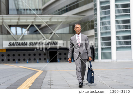 走在辦公區的資深商人 走在辦公區的資深商人 139643150