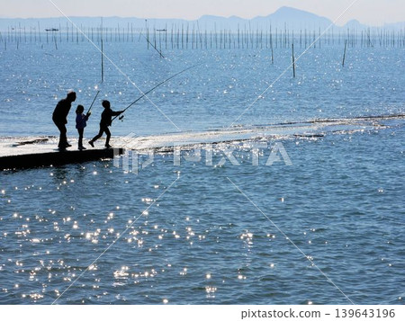 A family enjoying fishing at Nabematsubara Beach in winter (Tamana City, Kumamoto Prefecture) A family enjoying fishing at Nabematsubara Beach in winter (Tamana City, Kumamoto Prefecture) 139643196