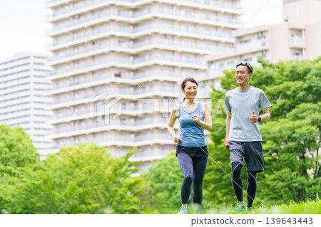 一對中年夫婦慢跑 139643443