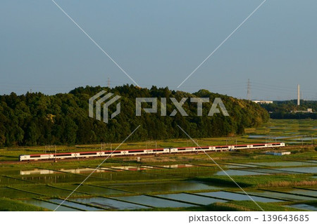 里山(鄉村景觀)、稻田和成田特快列車。 里山(鄉村景觀)、稻田和成田特快列車。 139643685