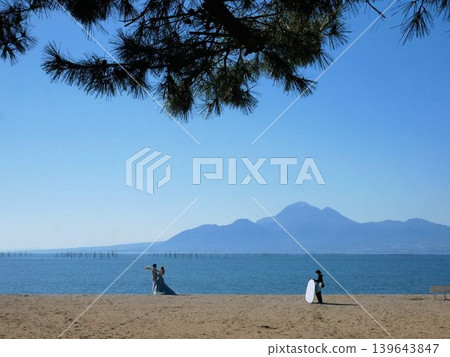 Bridal commemorative photo shoot on a beach with a view of Mount Unzen (Nabematsubara Beach, Tamana City, Kumamoto Prefecture) Bridal commemorative photo shoot on a beach with a view of Mount Unzen (Nabematsubara Beach, Tamana City, Kumamoto Prefecture) 139643847