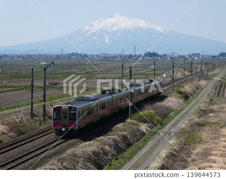 Mount Iwaki and the 701 series train on the Ou Main Line 139644573