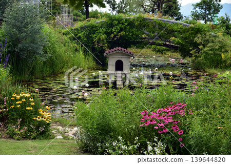 英國花園裡的拱橋 英國花園裡的拱橋 139644820