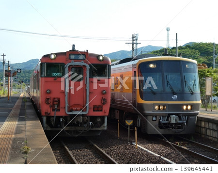 KiYa 141系列機車與KiHa 40系列機車停靠在山陰本線小具串站。 139645441