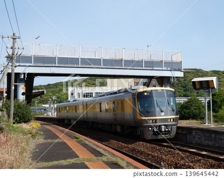 A KiYa 141 series train stopped at Yoshimi Station on the San'in Main Line. A KiYa 141 series train stopped at Yoshimi Station on the San'in Main Line. 139645442