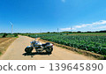 摩托車、鄉村景色和風車 139645890