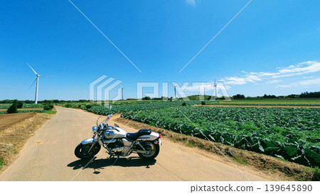 摩托車、鄉村景色和風車 139645890