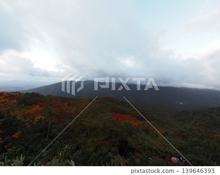 Mitsuishi Mountain in early October (Shizukuishi Town and Hachimantai City, Iwate Prefecture) 139646393