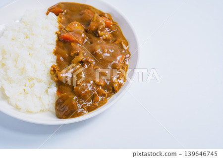 咖哩飯,經典家常咖哩,白色背景 咖哩飯,經典家常咖哩,白色背景 139646745