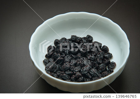 Dried blueberries, packed with the nutrients of blueberries. Dried blueberries, packed with the nutrients of blueberries. 139646765