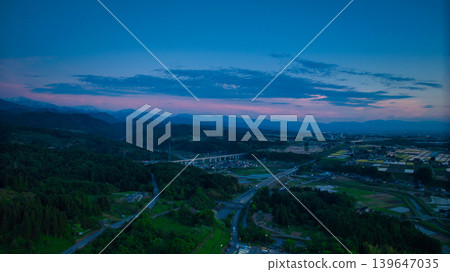 傍晚從山上眺望富山灣週邊地區。 139647035