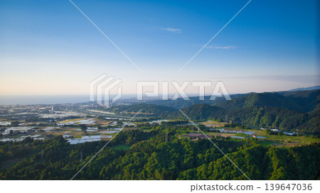 傍晚從山上眺望富山灣週邊地區。 傍晚從山上眺望富山灣週邊地區。 139647036