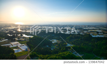 View of the area around Toyama Bay from the hills in Namerikawa City, Toyama Prefecture, in the evening. View of the area around Toyama Bay from the hills in Namerikawa City, Toyama Prefecture, in the evening. 139647042