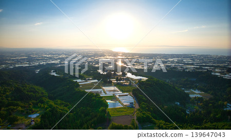 傍晚時分,從富山縣滑川市的山丘上眺望富山灣週邊地區。 傍晚時分,從富山縣滑川市的山丘上眺望富山灣週邊地區。 139647043