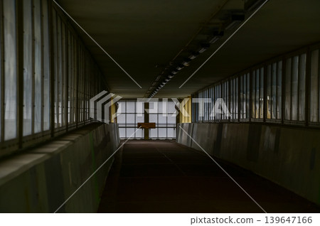 The scene of Hong Kong's pedestrian bridge. Hong Kong cityscape, streetscape. Travel concept and cityscape. 139647166