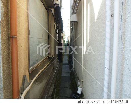Narrow alley 139647246