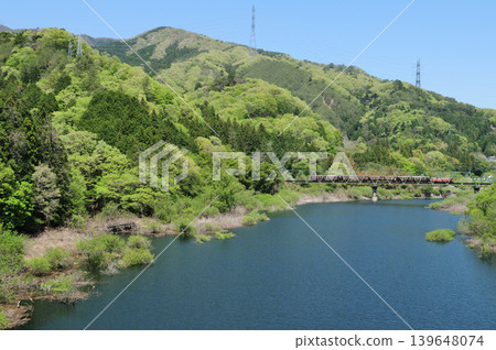 The Watarase Keikoku Railway trolley train crosses the railway bridge over Kusaki Lake. The Watarase Keikoku Railway trolley train crosses the railway bridge over Kusaki Lake. 139648074
