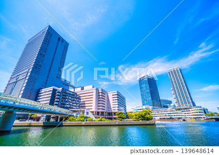 日本橫濱市景：橫濱站東北出口。可欣賞橫濱灣區、橫濱綜合百貨、藍天大廈等景點。 139648614