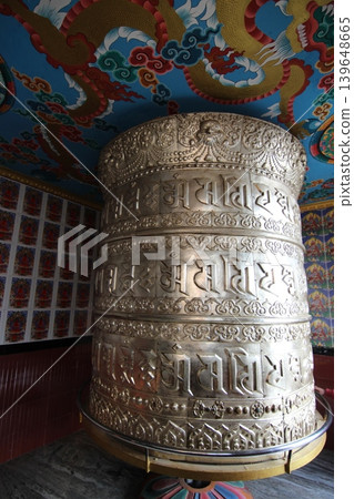 尼泊爾斯瓦揚布納特寺的轉經筒,該寺是聯合國教科文組織世界遺產。 尼泊爾斯瓦揚布納特寺的轉經筒,該寺是聯合國教科文組織世界遺產。 139648665