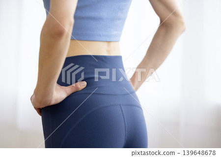 瑜珈服中女性腰部的特寫。 139648678
