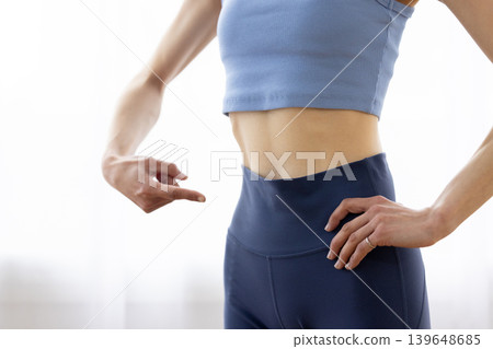 瑜珈服中女性腰部的特寫。 139648685