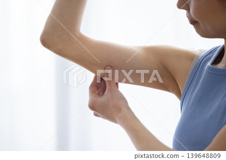 身穿瑜珈服的日本女子捏著自己的上臂 139648809