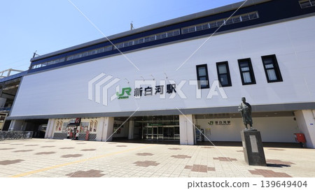 這是JR東北線新白川站的月台,從東出口可以看到,那裡安放著松尾芭蕉的銅像。 這是JR東北線新白川站的月台,從東出口可以看到,那裡安放著松尾芭蕉的銅像。 139649404
