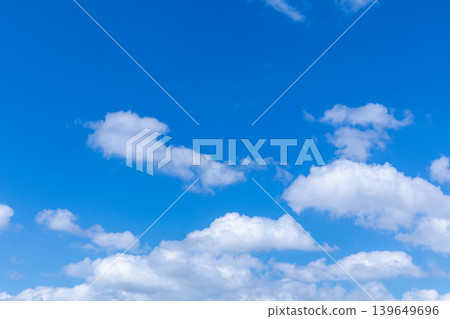 夏日的天空，底部有一圈雲，頂部則是晴朗的藍天。 139649696