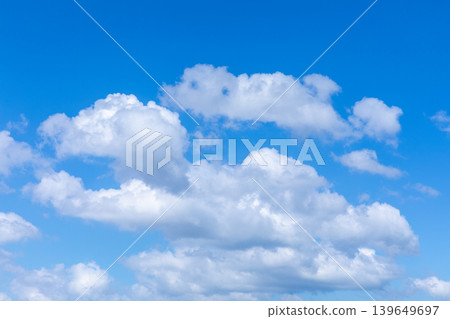 層層疊疊的積雲鋪滿了蔚藍的夏日天空。 層層疊疊的積雲鋪滿了蔚藍的夏日天空。 139649697