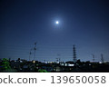 月光、輸電塔與城市燈光 139650058