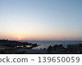 海岸上美麗的日落和富士山的輪廓。 139650059