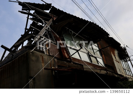 A dilapidated wooden house in Ikeshima, Nagasaki City, Nagasaki Prefecture A dilapidated wooden house in Ikeshima, Nagasaki City, Nagasaki Prefecture 139650112