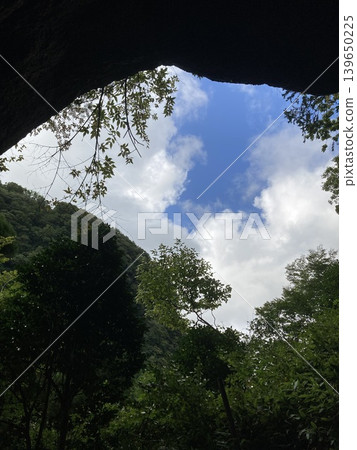 The sky viewed from the Uchido Rock at Kamishikimi Kumanoza Shrine The sky viewed from the Uchido Rock at Kamishikimi Kumanoza Shrine 139650225