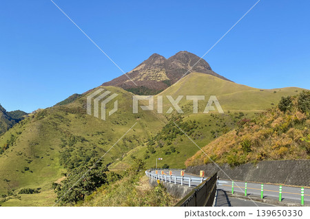 Yufuin Sagiridai and Mount Yufu in October 139650330