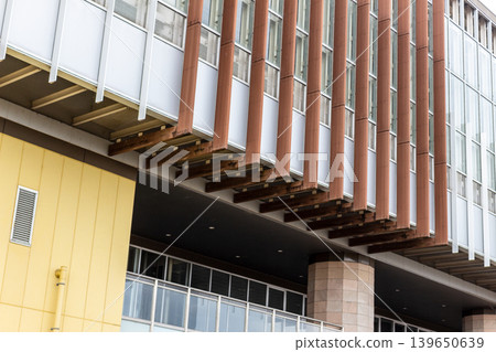 現代公共建築建築設計:外觀採用木紋百葉窗和玻璃牆。 現代公共建築建築設計:外觀採用木紋百葉窗和玻璃牆。 139650639