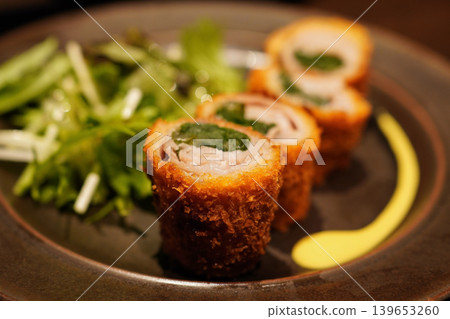 京都風味創意日式料理:肉捲炸九條韭菜配芥末醬。 京都風味創意日式料理:肉捲炸九條韭菜配芥末醬。 139653260