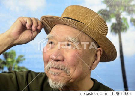藍天下,一位面帶微笑的蓄須老人 藍天下,一位面帶微笑的蓄須老人 139653605
