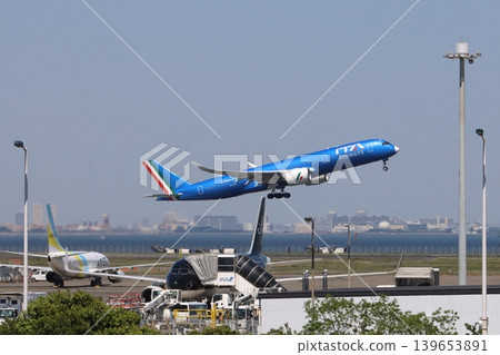 ITA航空公司起飛並爬升 ITA航空公司起飛並爬升 139653891