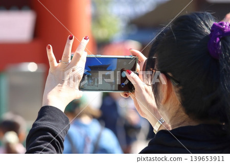 Taking photos in Asakusa; photographing the giant lantern; foreign tourists sightseeing in Asakusa. Taking photos in Asakusa; photographing the giant lantern; foreign tourists sightseeing in Asakusa. 139653911