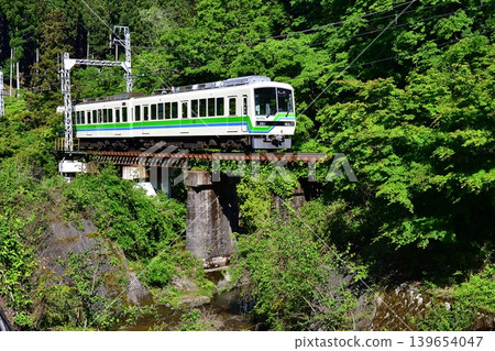 鐵路、火車、京都、叡山電鐵、叡山電鐵、洛北、鞍馬、貴船、綠意盎然、初夏、河流、鐵路橋 鐵路、火車、京都、叡山電鐵、叡山電鐵、洛北、鞍馬、貴船、綠意盎然、初夏、河流、鐵路橋 139654047