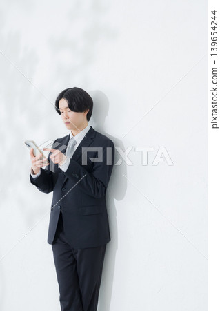 使用智能手機的商人 139654244