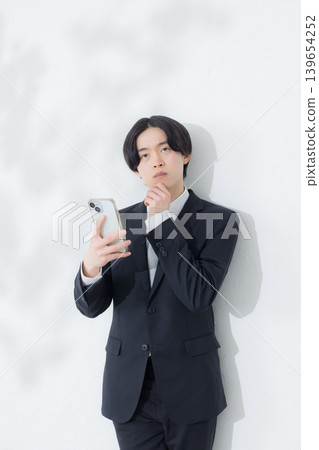使用智能手機的商人 使用智能手機的商人 139654252