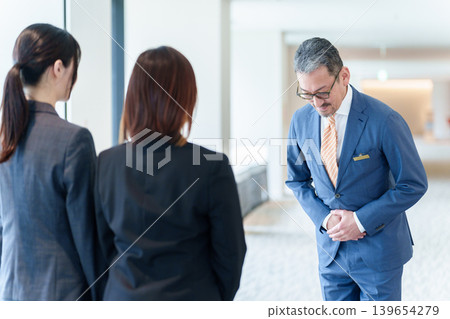 New employee training, on-the-job training (OJT) 139654279