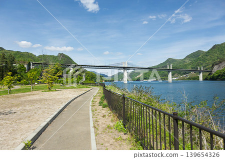 初夏的八馬吾妻湖,從八馬林故裡公園看到的不動大橋 初夏的八馬吾妻湖,從八馬林故裡公園看到的不動大橋 139654326