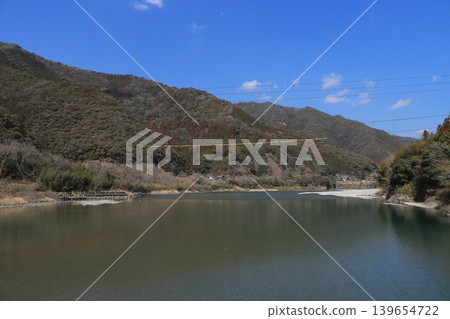 [Kochi Prefecture] View of the Niyodo River and its clear waters from the Nagoshiya Submersible Bridge 139654722