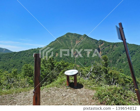 路標柱和從橛山山頂俯瞰的景色 路標柱和從橛山山頂俯瞰的景色 139654812