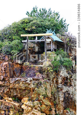 土地轉移神話的背景…稻佐海灘和弁天島,俯瞰日本海及其美麗的沙灘。 土地轉移神話的背景…稻佐海灘和弁天島,俯瞰日本海及其美麗的沙灘。 139654866