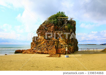 土地轉移神話的背景…稻佐海灘和弁天島,俯瞰日本海及其美麗的沙灘。 土地轉移神話的背景…稻佐海灘和弁天島,俯瞰日本海及其美麗的沙灘。 139654868