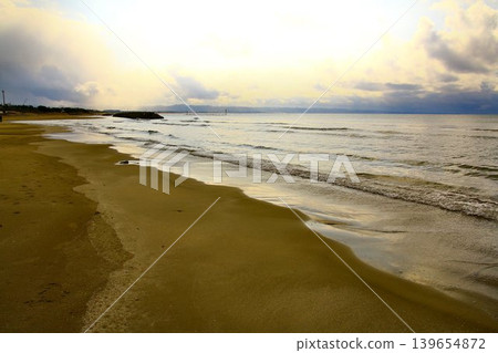 The setting of the myth of the transfer of the land... Inasa Beach and Benten Island, overlooking the Sea of Japan and its beautiful sandy shores. 139654872