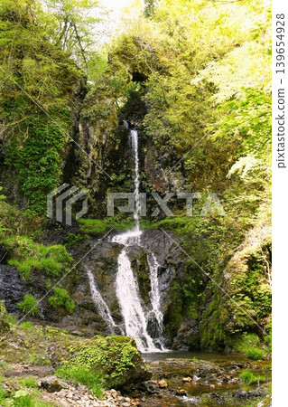[Nanyo City: "Kuguri Falls," a waterfall that flows through a hole in the rock] 139654928
